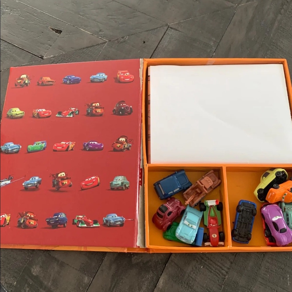 🚫SOLD❌Disney Cars2 busy book w/12 figurine cars - Picture 5 of 9